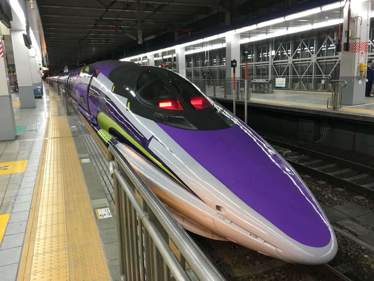 駅のホームに停車中の新幹線