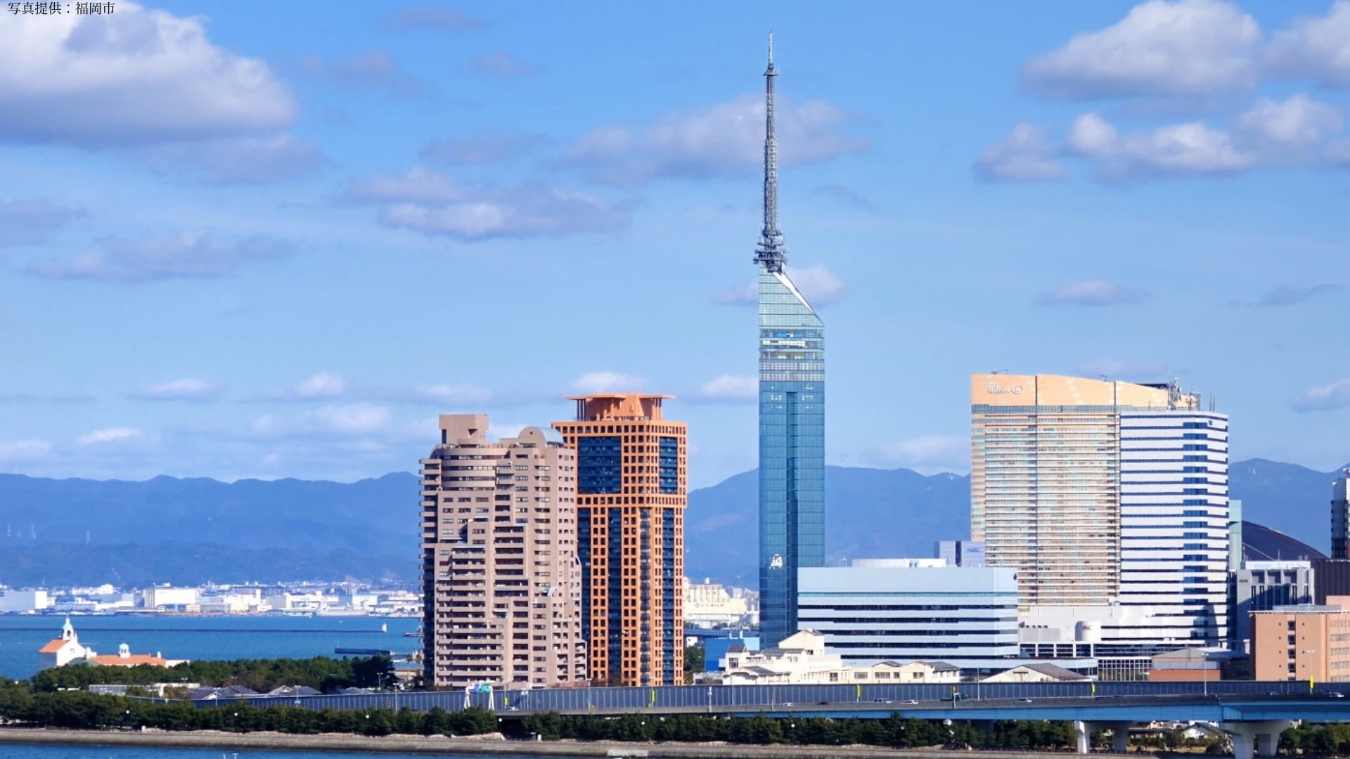 福岡タワーと百道浜の街並み